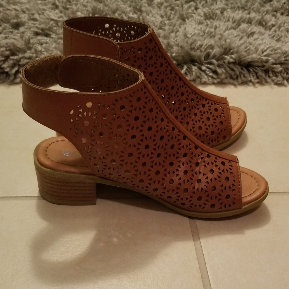 Girls sandals